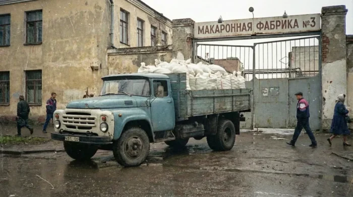 тот же грузовик, но без надписи макароны на борту